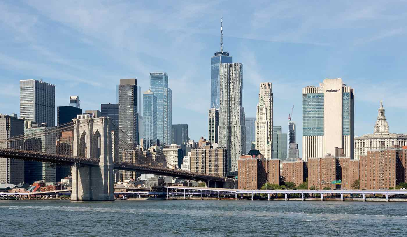 วิวเส้นขอบฟ้า Lower Manhattan และสะพาน Brooklyn มองจากฝั่งแม่น้ำ